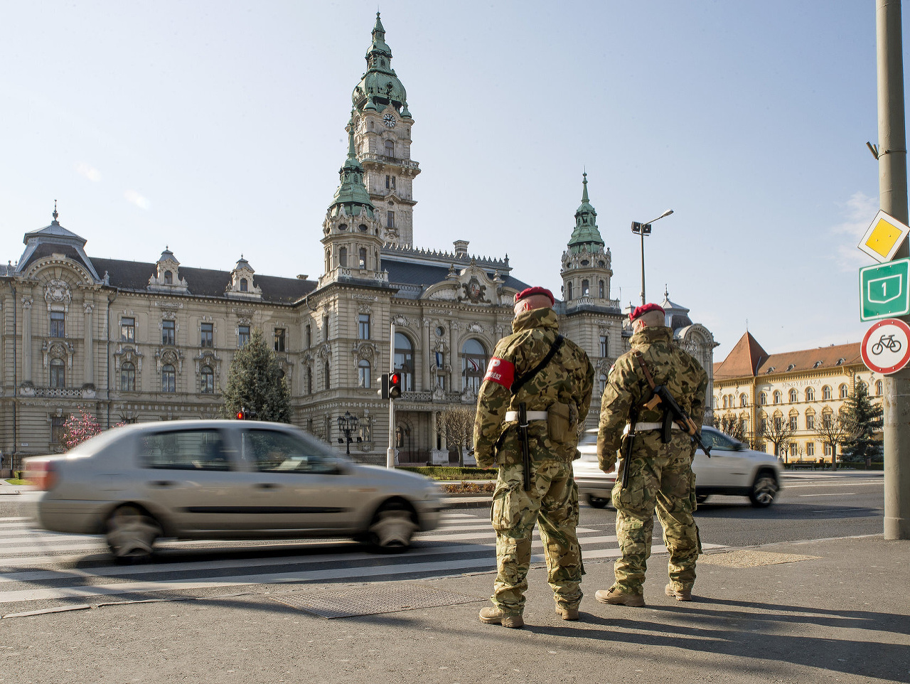 Vojaci hliadkujú po mestách v Maďarsku