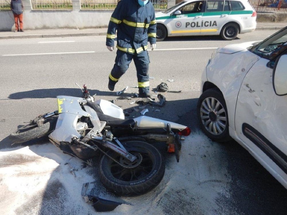 Pri dopravnej nehode v P. Bystrici utrpel motocyklista ťažké zranenia