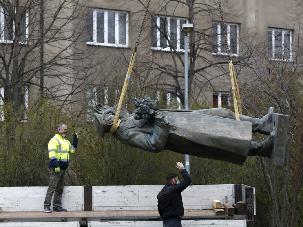 Bronzová socha maršala Koneva v nadživotnej veľkosti stála v Prahe 6 od mája 1980