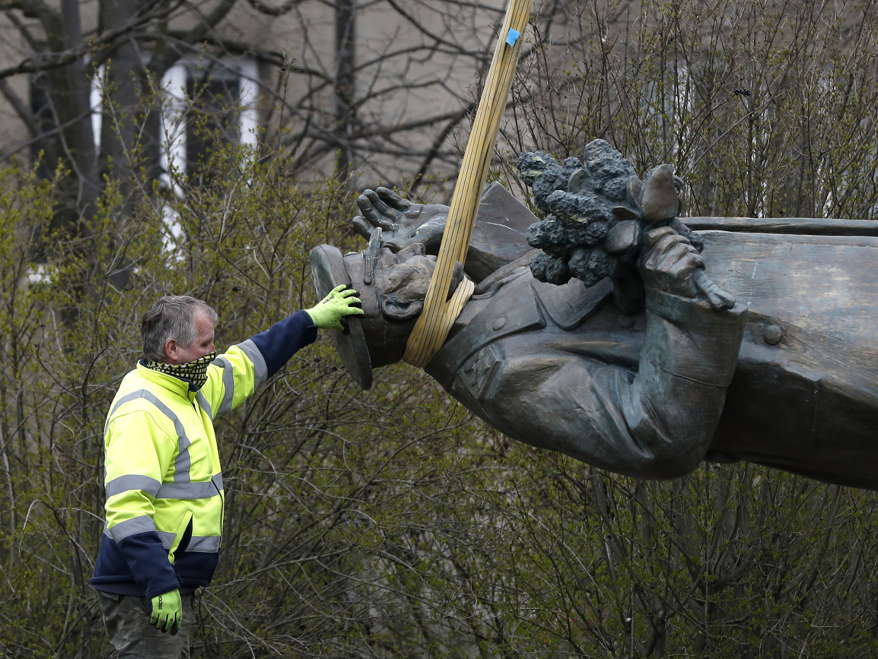 Bronzová socha maršala Koneva v nadživotnej veľkosti stála v Prahe 6 od mája 1980
