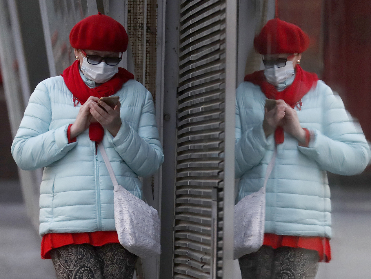 Ľudia v uliciach britských miest sa už chránia rúškami.
