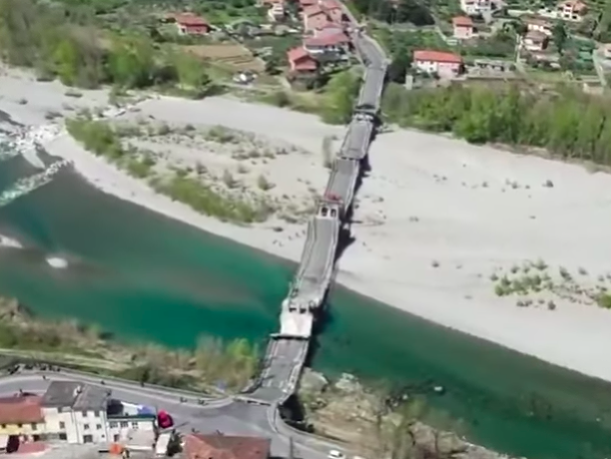 V Taliansku sa do rieky zrútil most.