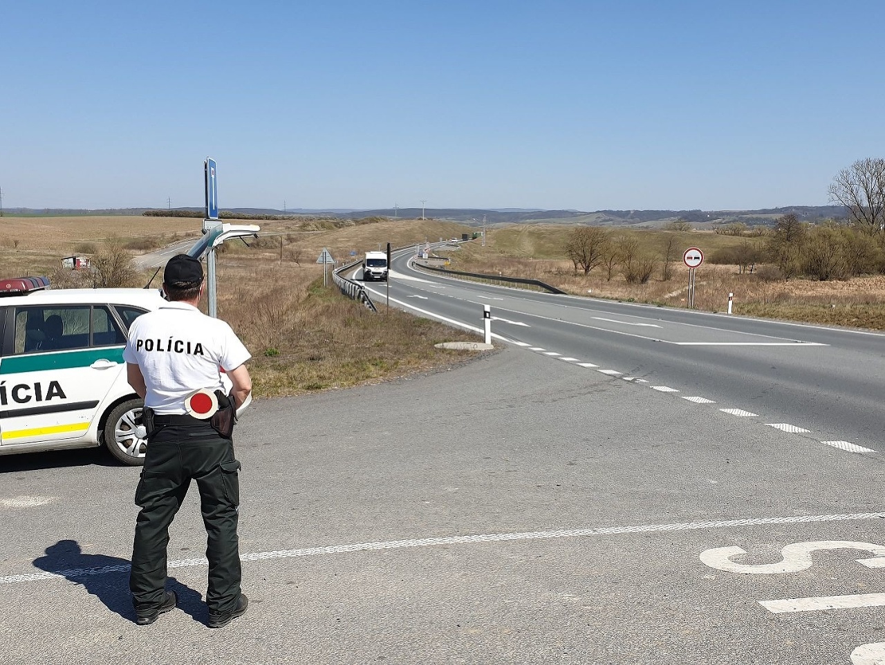 Policajt počas hliadky na hranici okresov Rimavská Sobota a Lučenec