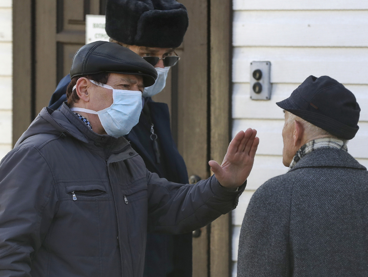 Príslušníci bezpečnostnej služby zakazujú vstup do nemocnice pre infekčné choroby v Minsku