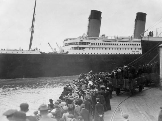 Pasažieri nastupujú na Titanic netušiac, že to bude ich posledná plavba