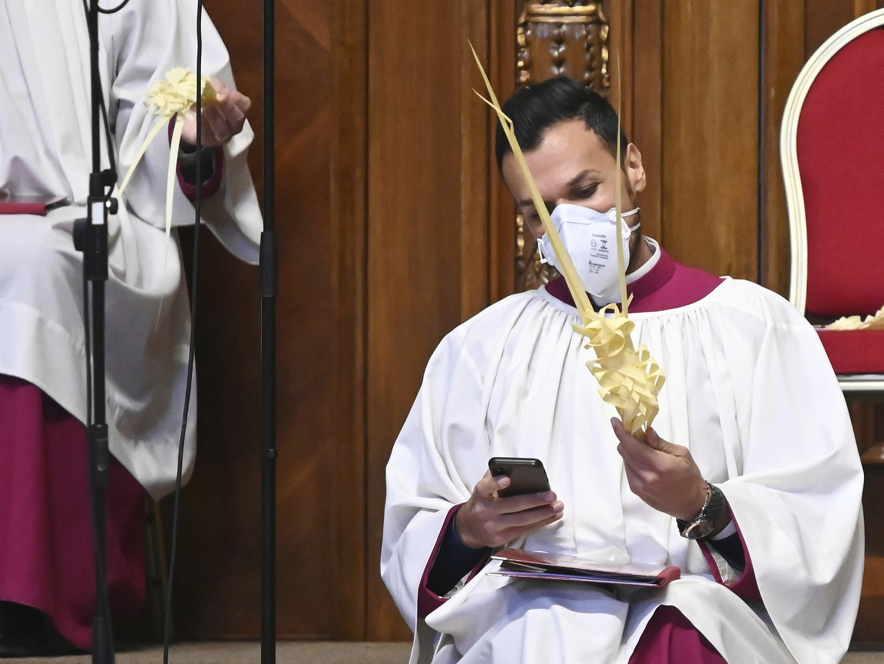 Aj vo Vatikáne sa nosia rúška