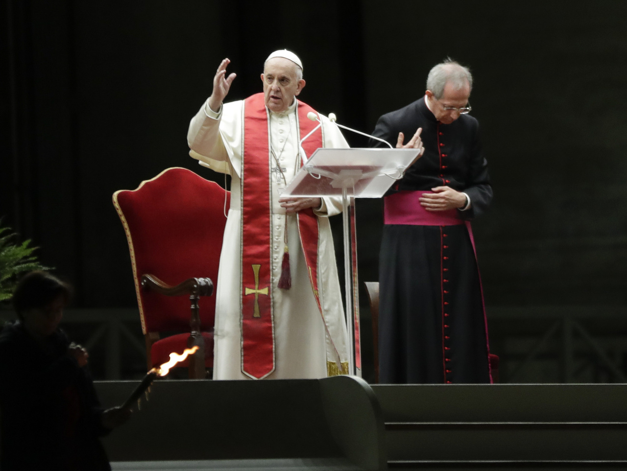Pápež slávil Krížovú cestu z prázdneho Námestia sv, Petra vo Vatikáne