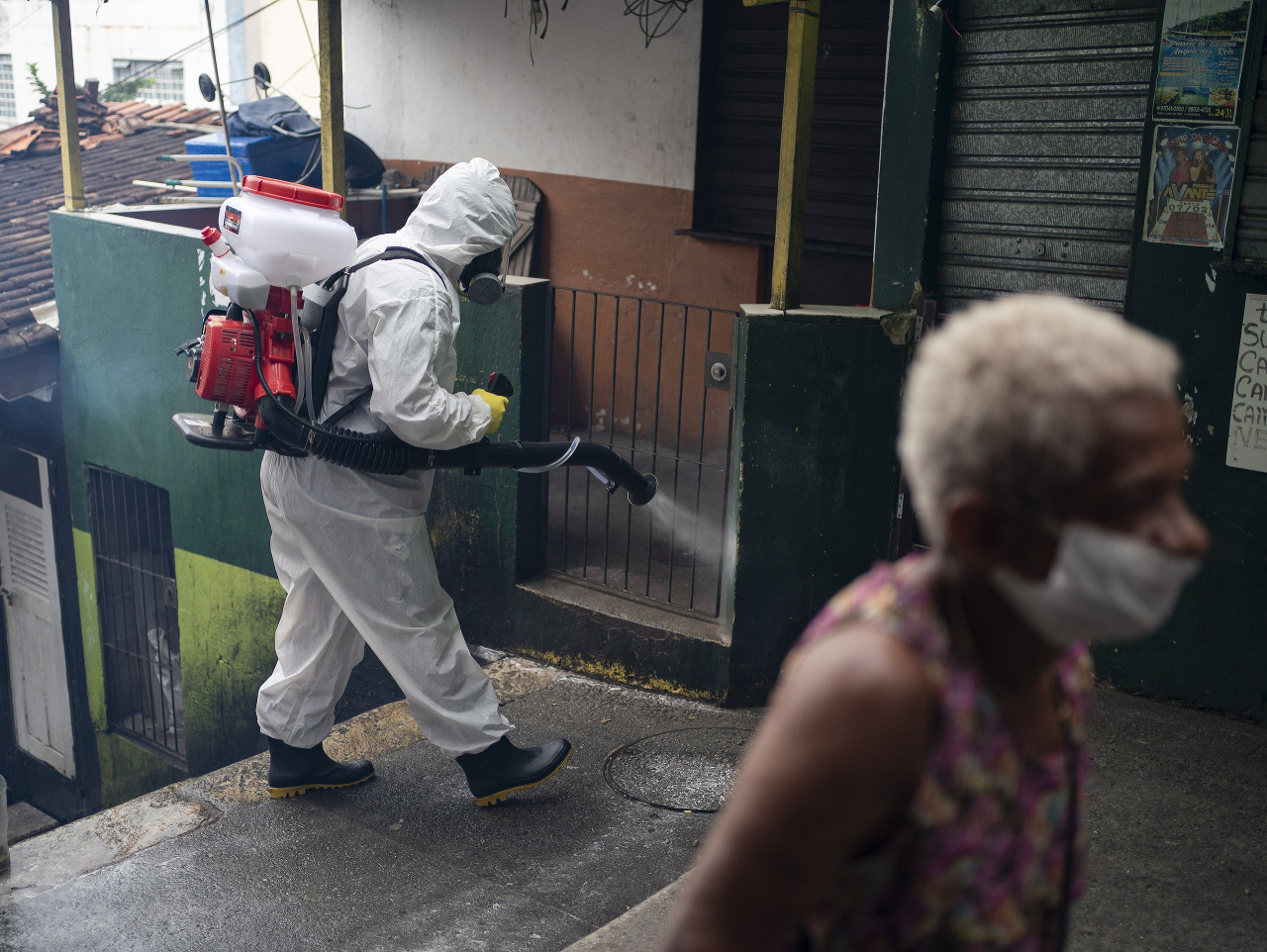 Hygienici vykonávajú dezinfekciu aj v brazílskych slumoch 