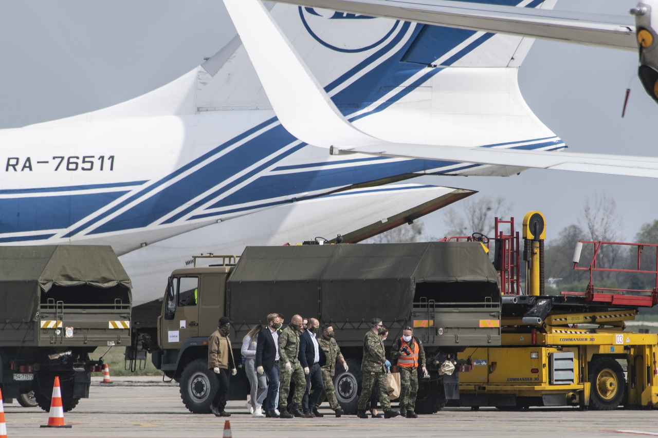 Na snímke uprostred minister obrany SR Jaroslav Naď počas prehliadky vykladania dovezeného zdravotníckeho materiálu z nákladného lietadla Antonov An–124 Ruslan