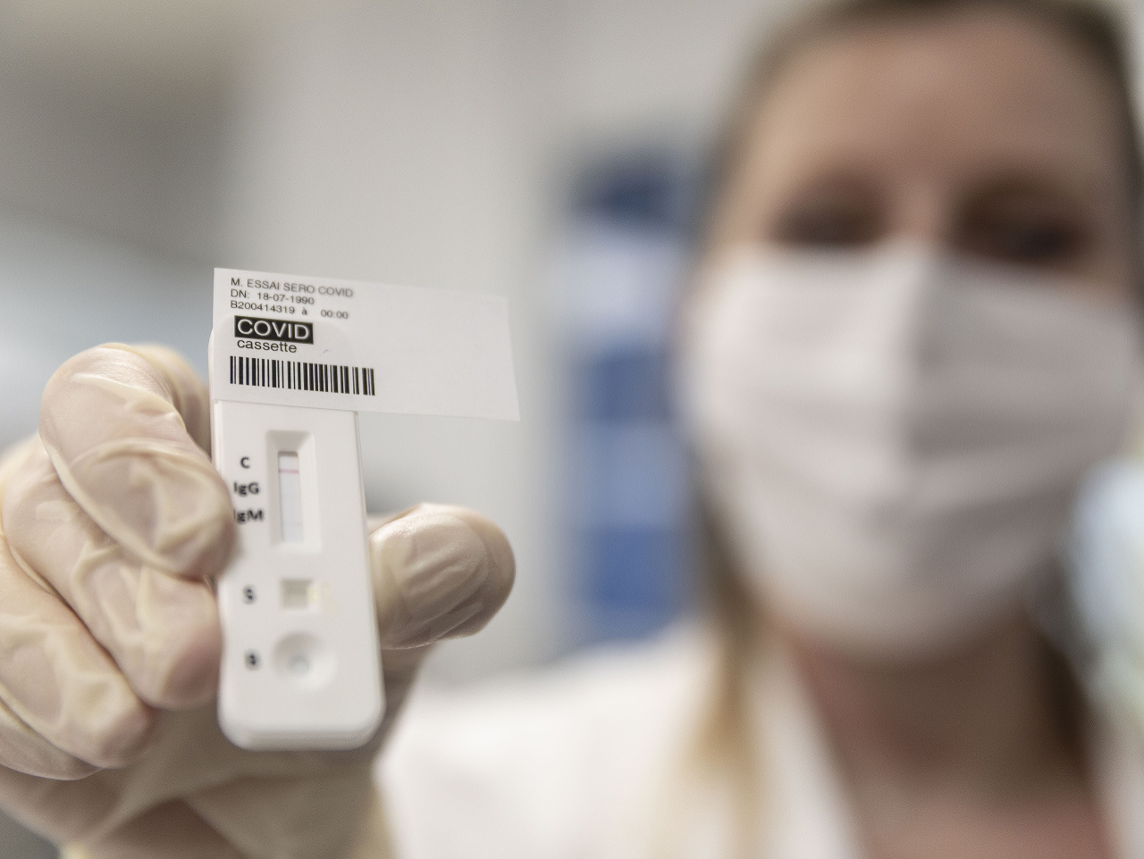Francúzska zdravotníčka ukazuje test na koronavírus. 