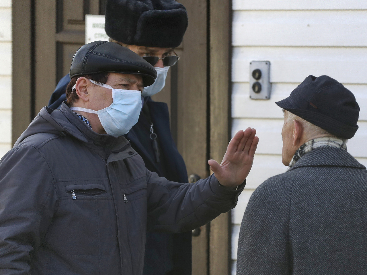Príslušníci bezpečnostnej služby zakazujú vstup do nemocnice pre infekčné choroby v Minsku