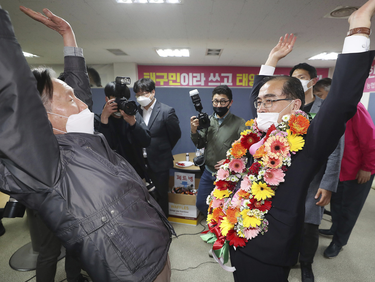 Vpravo bývalý severokórejský diplomat Tche Jong-ho, ktorý prebehol do Južnej Kórey, oslavuje zvolenie do juhokórejského parlamentu