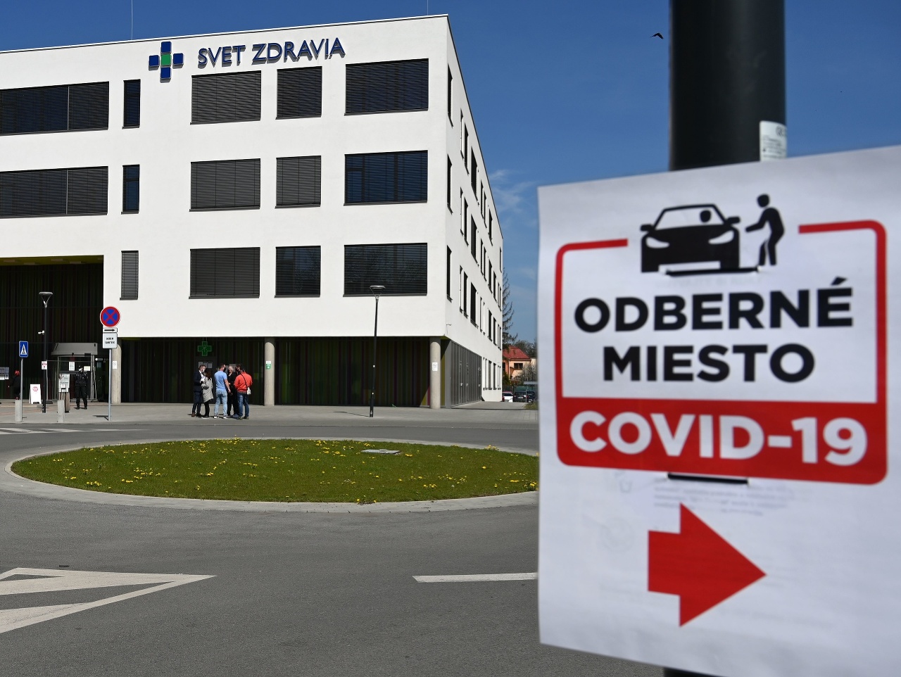 Traja zdravotníci pracujúci na rádiologickom oddelení (RTG) v Nemocnici v Michalovciach boli pozitívne testovaní na nový koronavírus