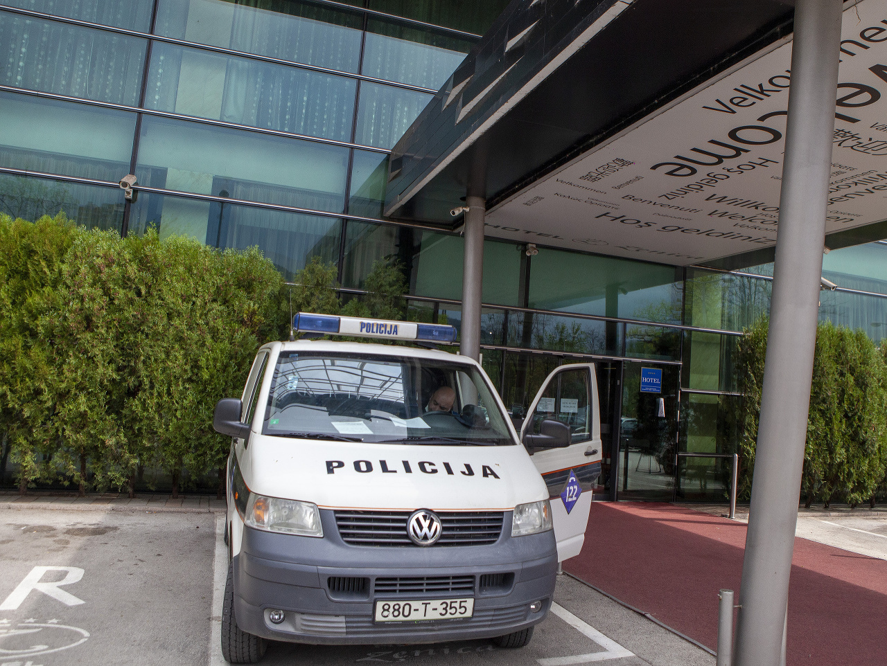 Policajné auto pred hotelom v meste Zenica.