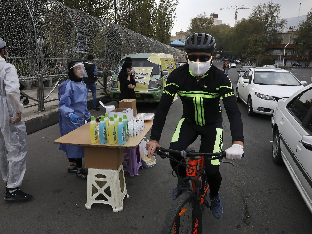 Cyklista chrániaci sa rúškom v Iráne