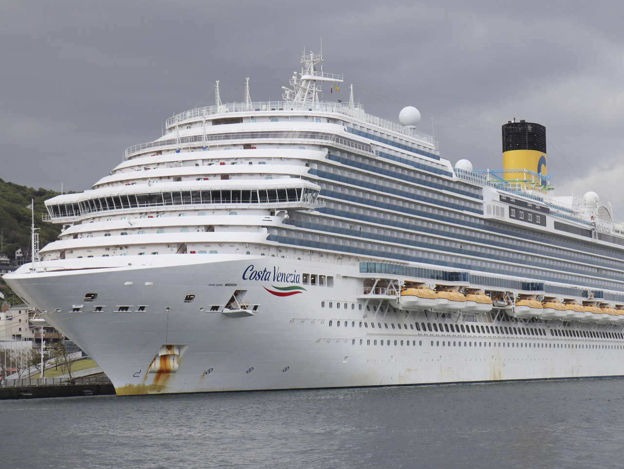 Talianska výletná loď Costa Atlantica kotví v prístave v japonskom meste Nagasaki