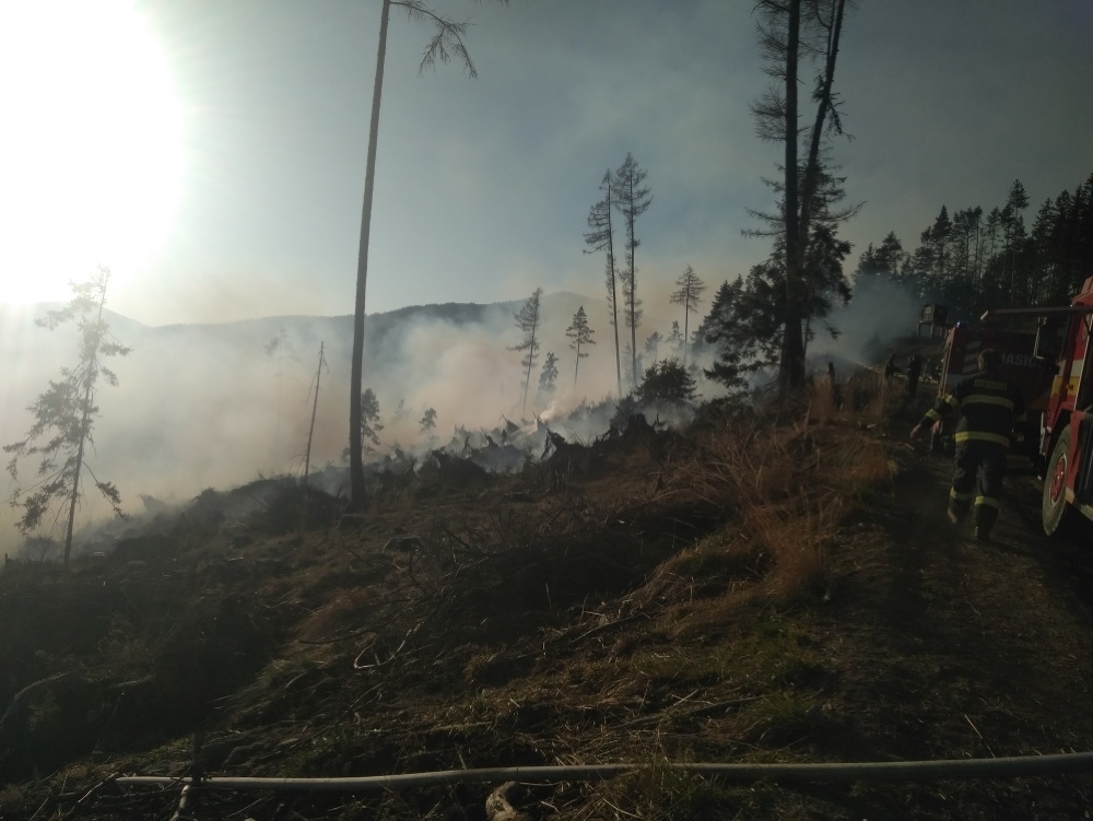 Požiar rúbaniska v Žiarskej doline v Západných Tatrách