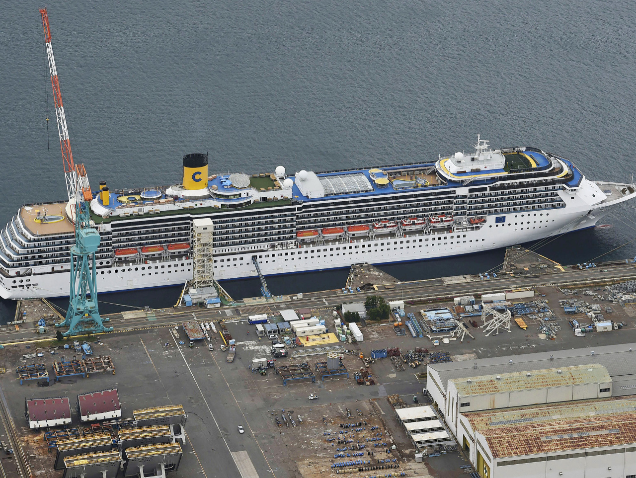 Talianska výletná loď Costa Atlantica kotví v prístave v japonskom meste Nagasaki 