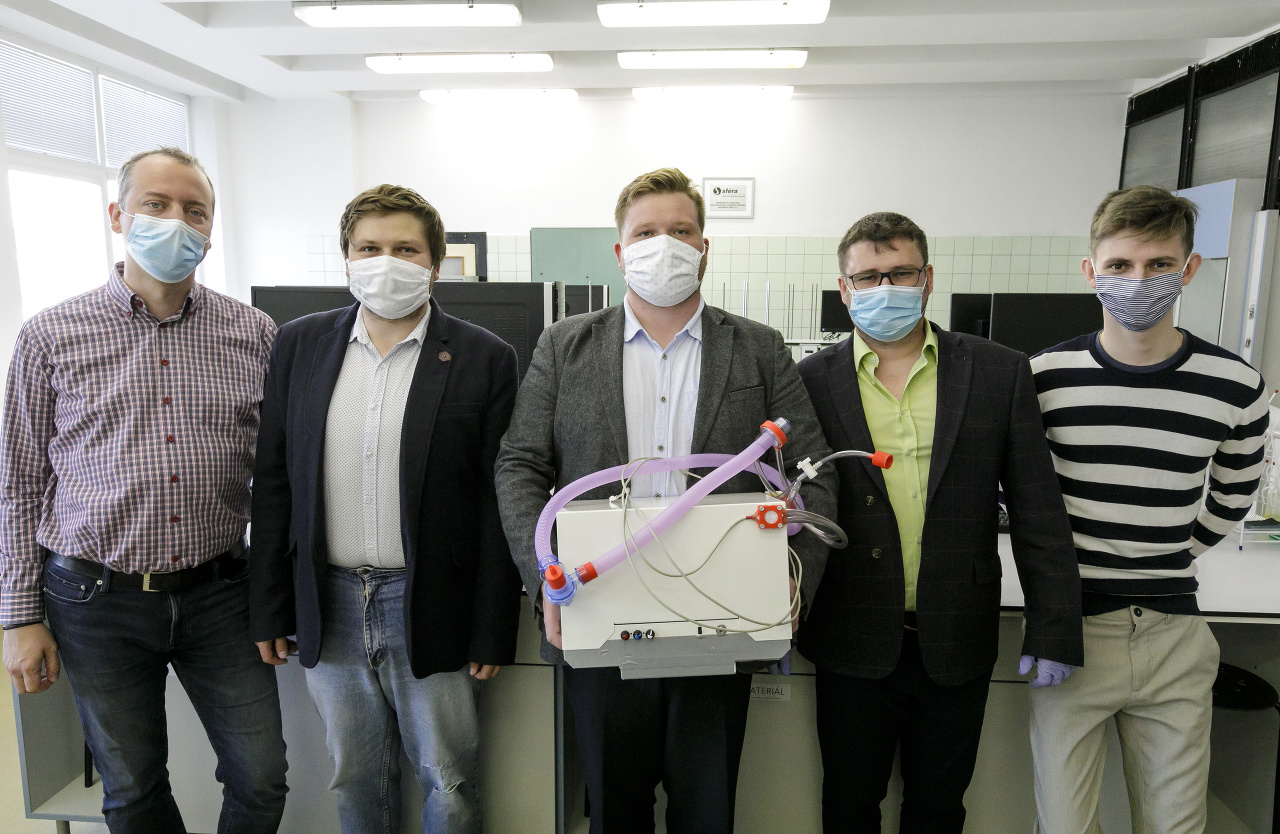 Na snímke sériová výroba prenosného alternatívneho pľúcneho ventilátora Q -vent, ktorý vyvinuli a skonštruovali mladí slovenskí vedci