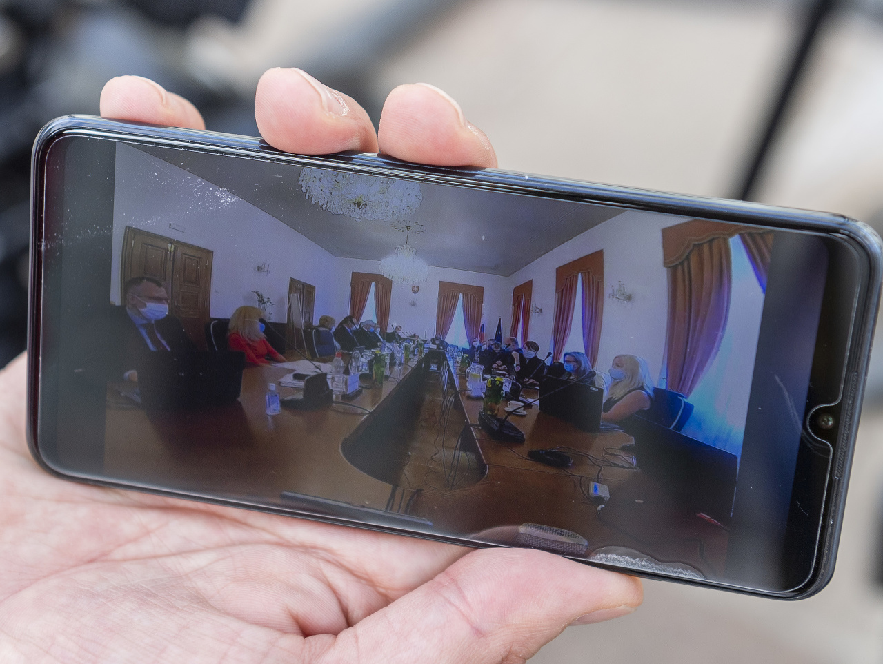 Na snímke novinári sledujú na mobilnom telefóne štvrté zasadnutie Súdnej rady SR, ktorá opätovne volí predsedu Najvyššieho súdu