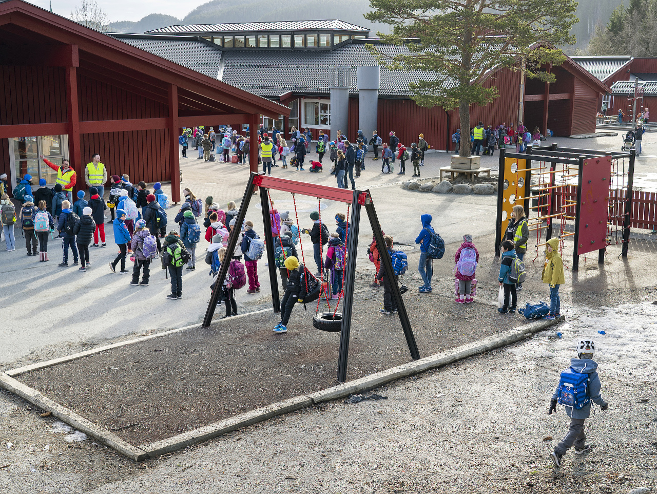 Školáci sa hrajú na ihrisku školy Vikasen v nórskom meste Trondheim, ktorú opätovne v pondelok otvorili