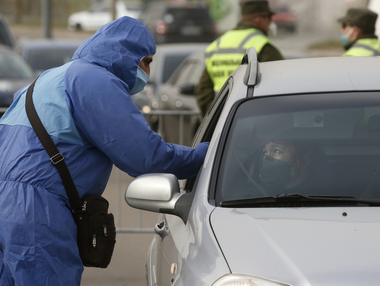 Policajt v ochrannom odeve na Ukrajine. 