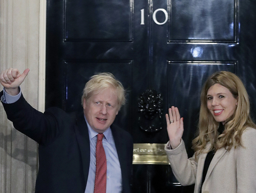 Britský premiér Boris Johnson a jeho partnerka Carrie Symondsová