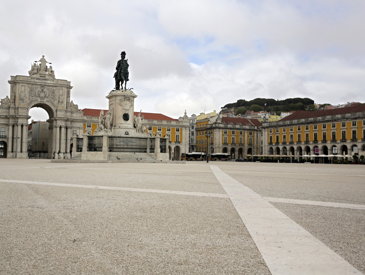 Prázdne ulice a zatvorené obchody v Portugalsku 