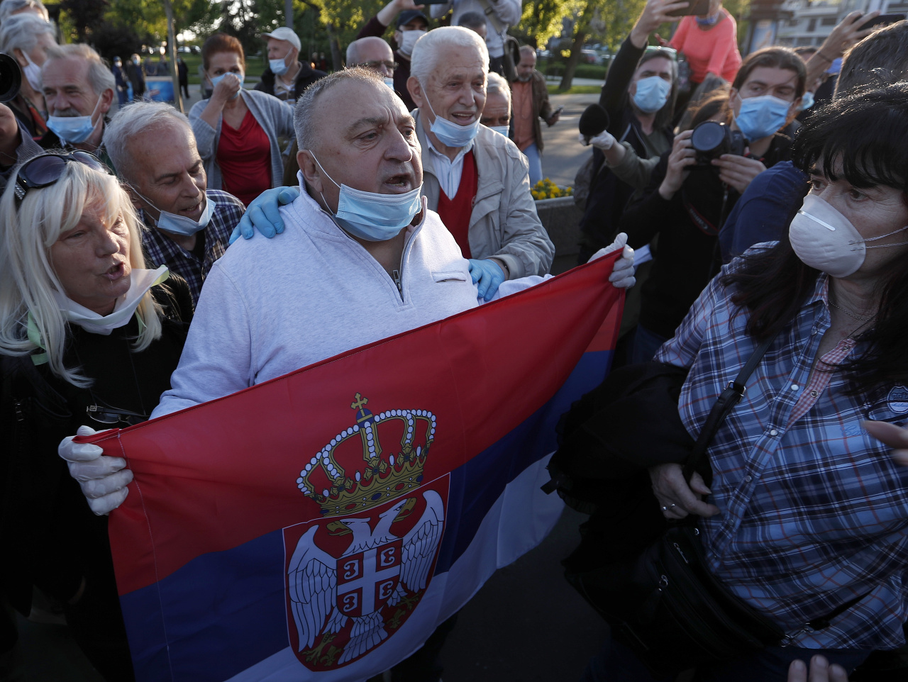 Protesty ľudí pred srbským parlamentom