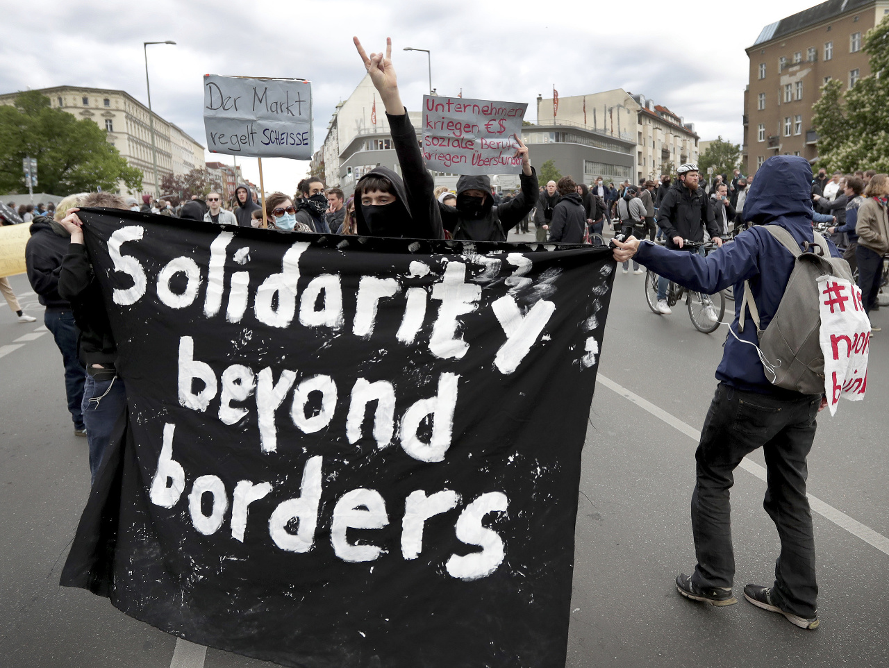 Polícia v nemeckých mestách Berlín a Hamburg zadržala desiatky ľudí, ktorí sa na Sviatok práce zúčastnili na nelegálnych protestných pochodoch.