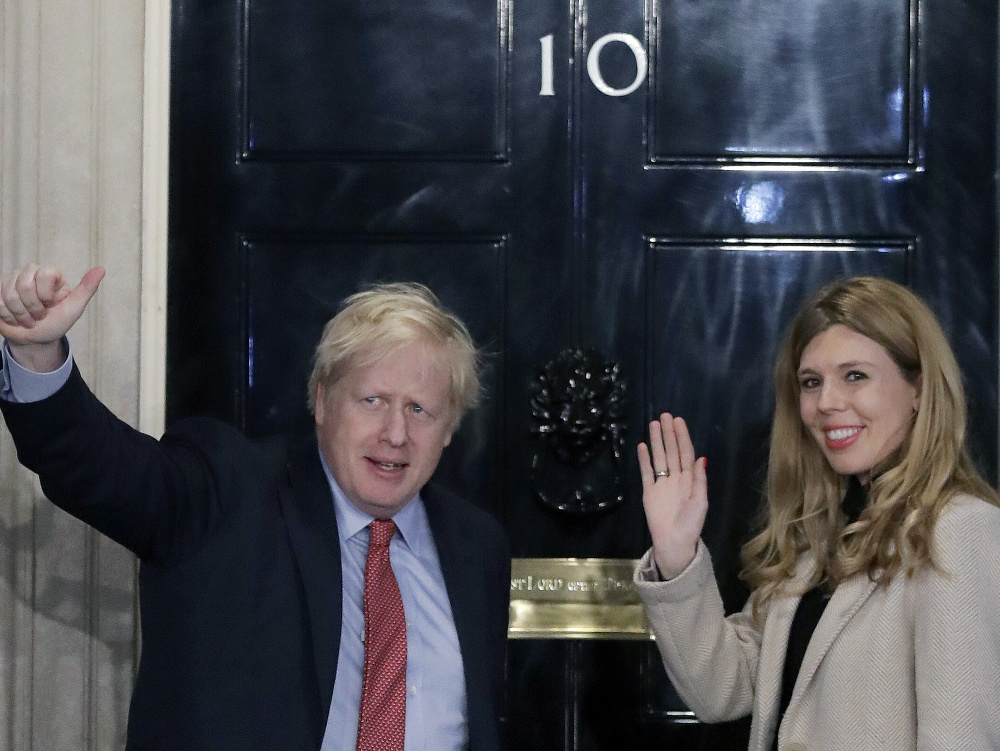 Britský premiér Boris Johnson a jeho partnerka Carrie Symondsová