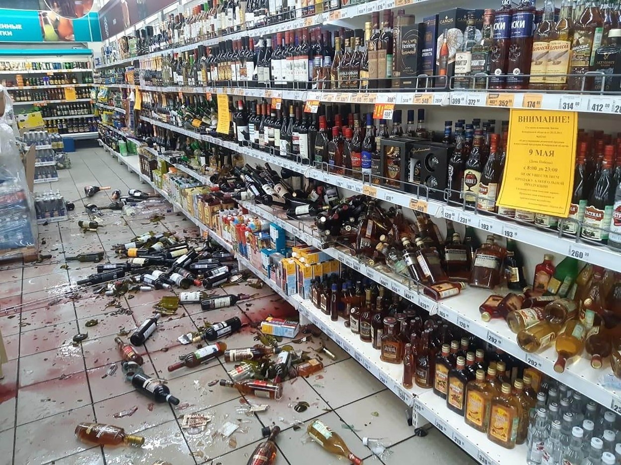 Malý obchod v sibírskom meste Taštagol zaplavili litre vodky a vína.
