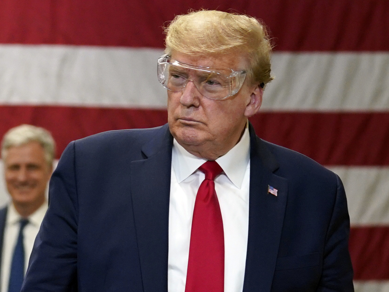Donald Trump s ochrannými okuliarmi počas návštevy závodu Honeywell International