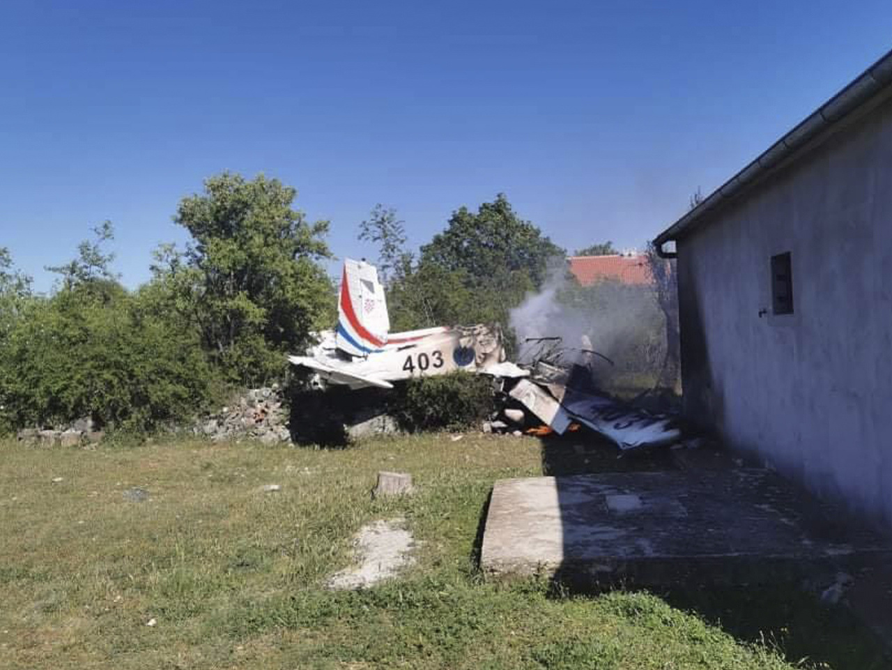 Lietadlo chorvátskych vzdušných síl horí po páde