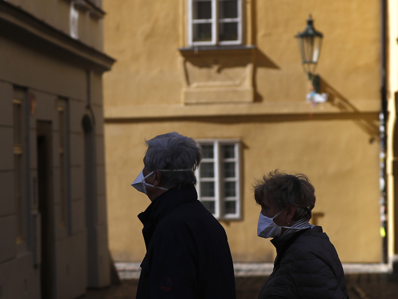 Približne od polovice júna prestane v Česku platiť zákaz vychádzania bez ochranného rúška zakrývajúceho nos a ústa.