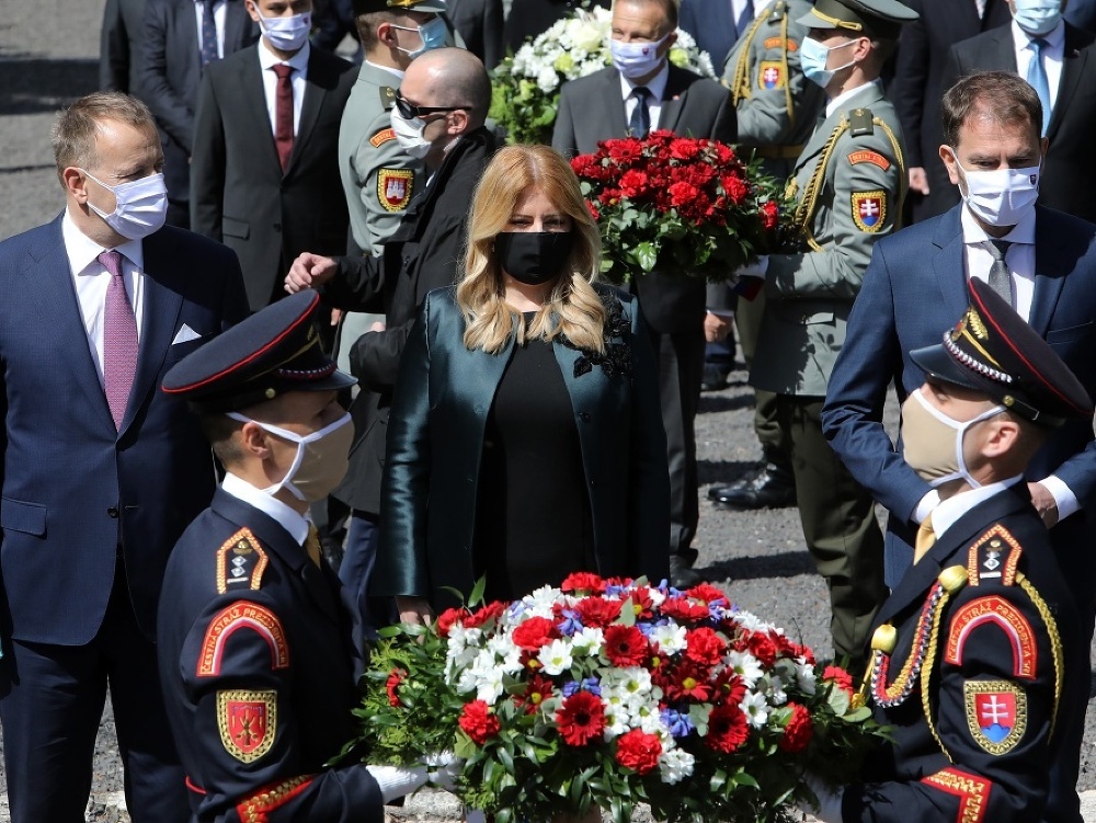 Traja najvyšší ústavní činitelia si pripomenuli výročie ukončenia druhej svetovej vojny v Liptovskom Mikuláši a v Bratislave.