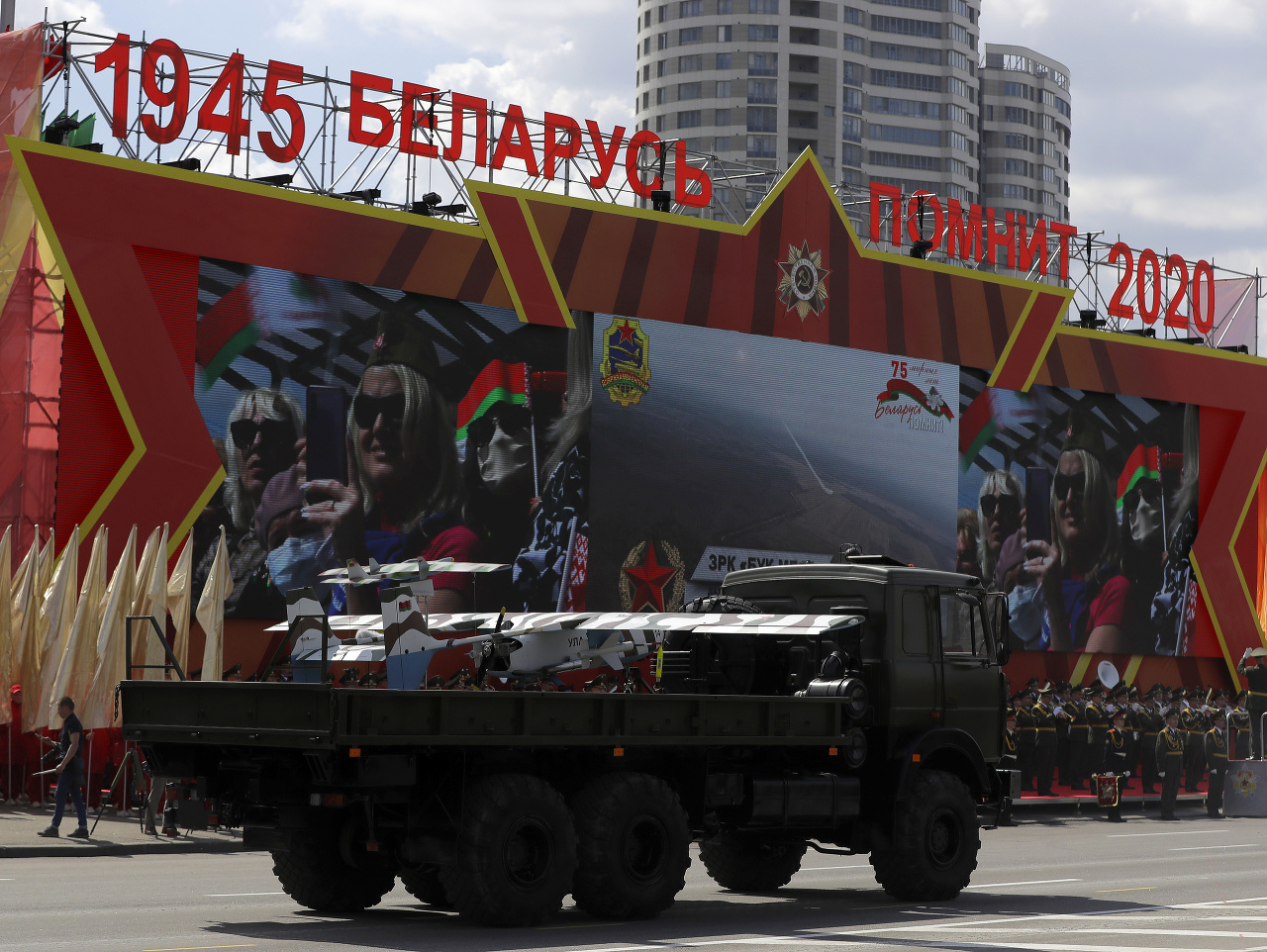 Bieloruské vojenské vozidlo počas vojenskej prehliadky pri príležitosti 75. výročia porážky nacistického Nemecka v Minsku