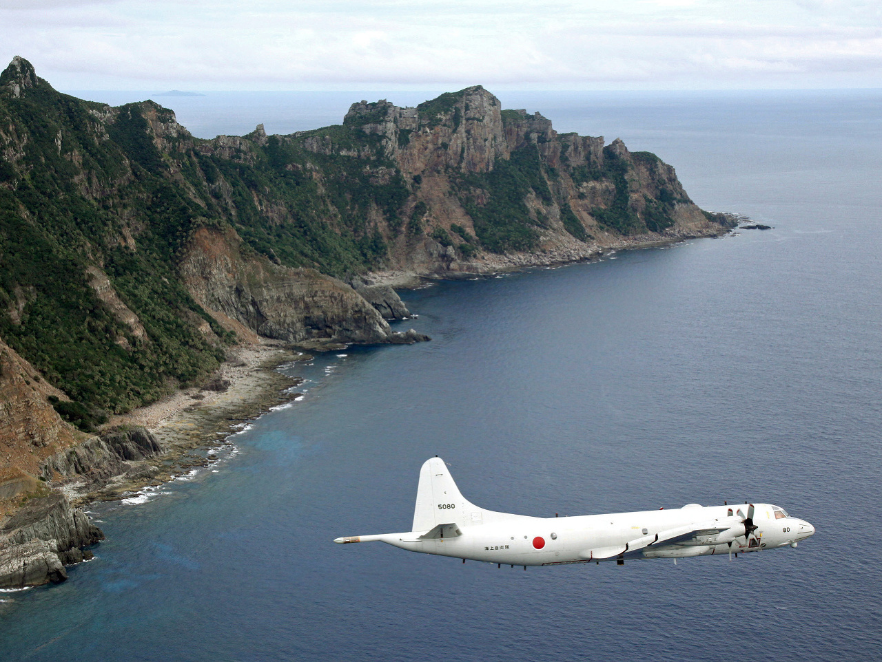 Lietadlo japonskej armády letí ponad ostrovy súostrovia Senkaku