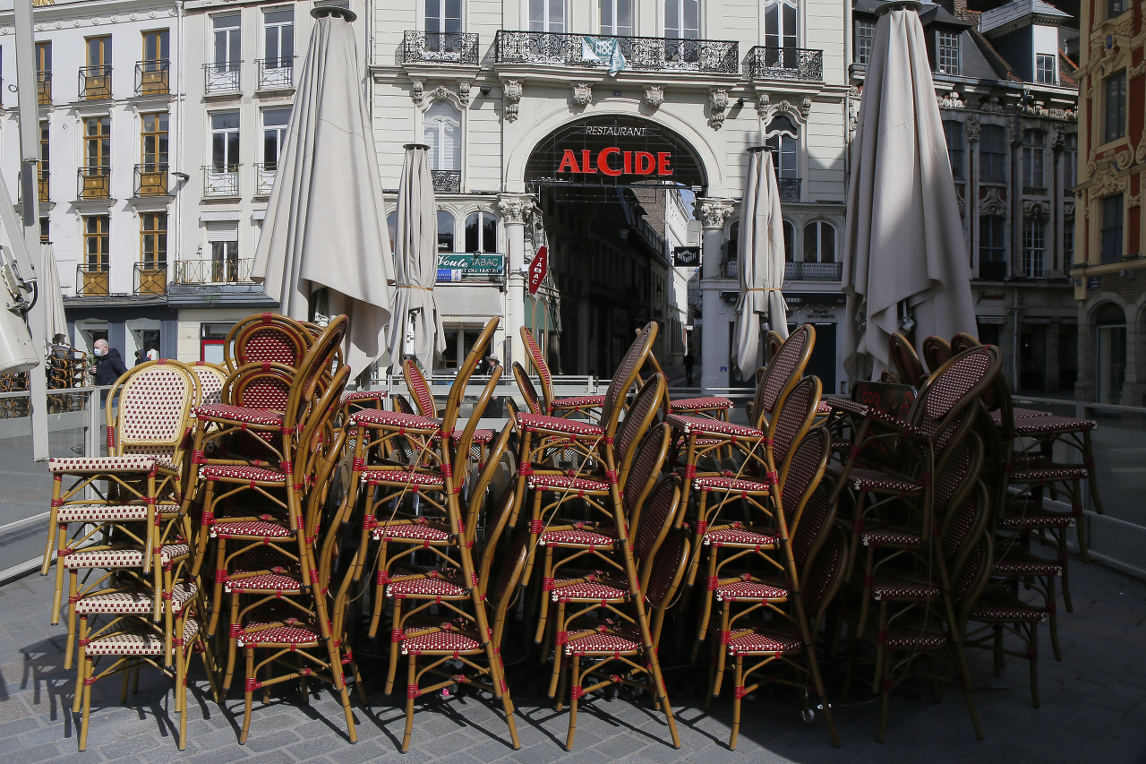 Na snímke zatvorená kaviareň v Lille v severnom Francúzsku. 