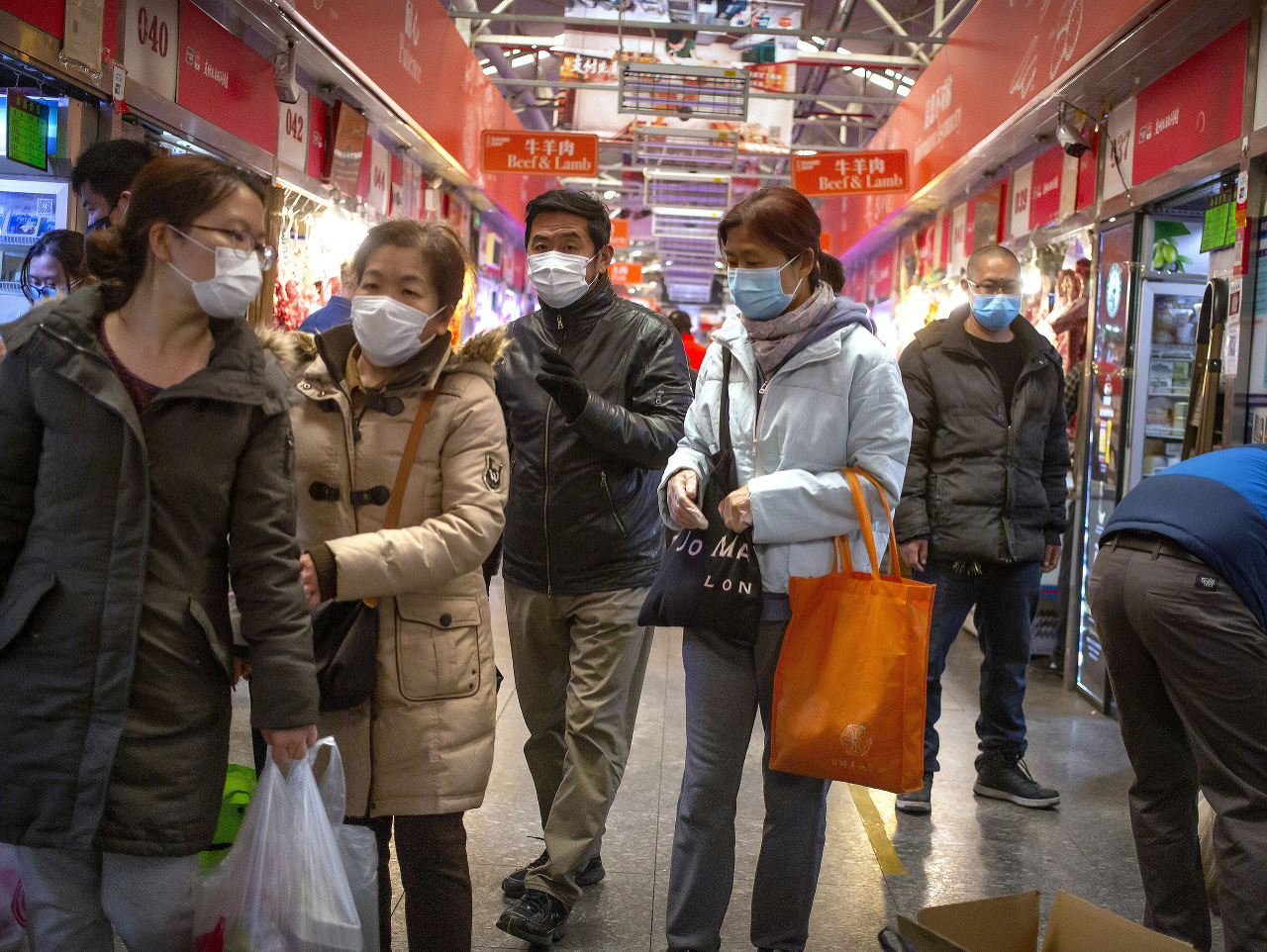 Ľudia nakupujú na trhu v Pekingu