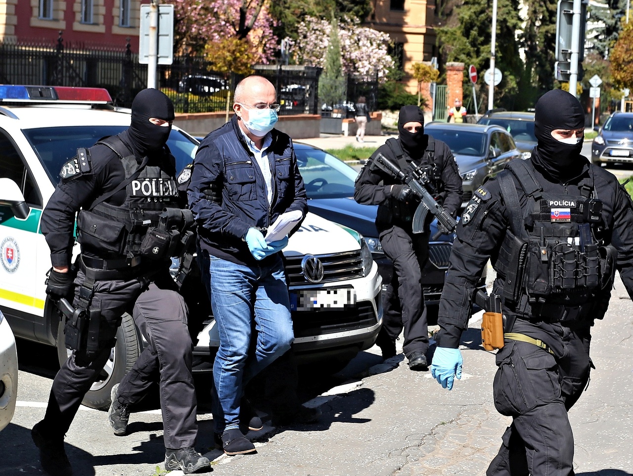 Kajetán Kičura v sprievode polície.