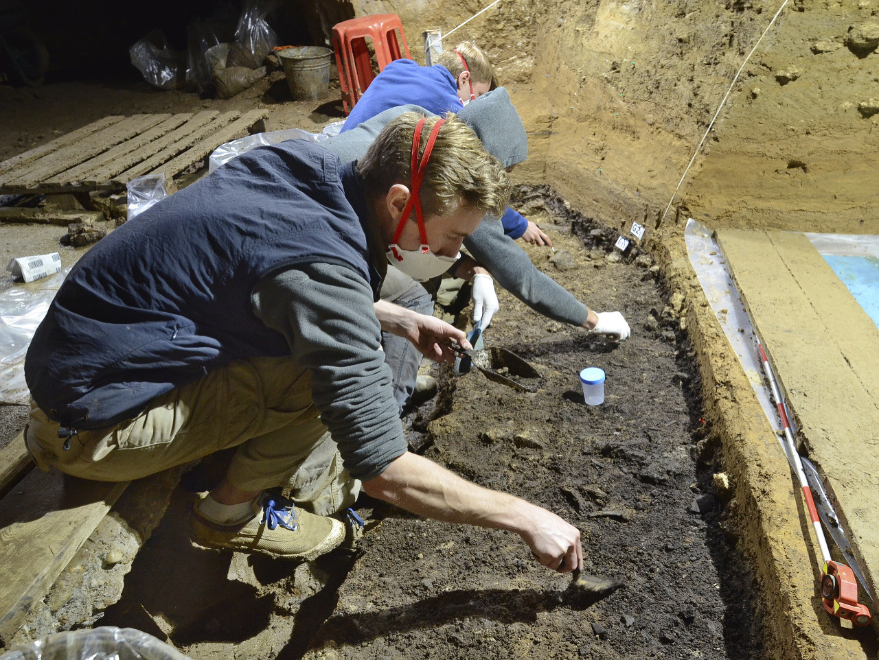Archeológovia pracujú na archeologickom nálezisku v jaskyni Bačo Kiro v severnom Bulharsku.