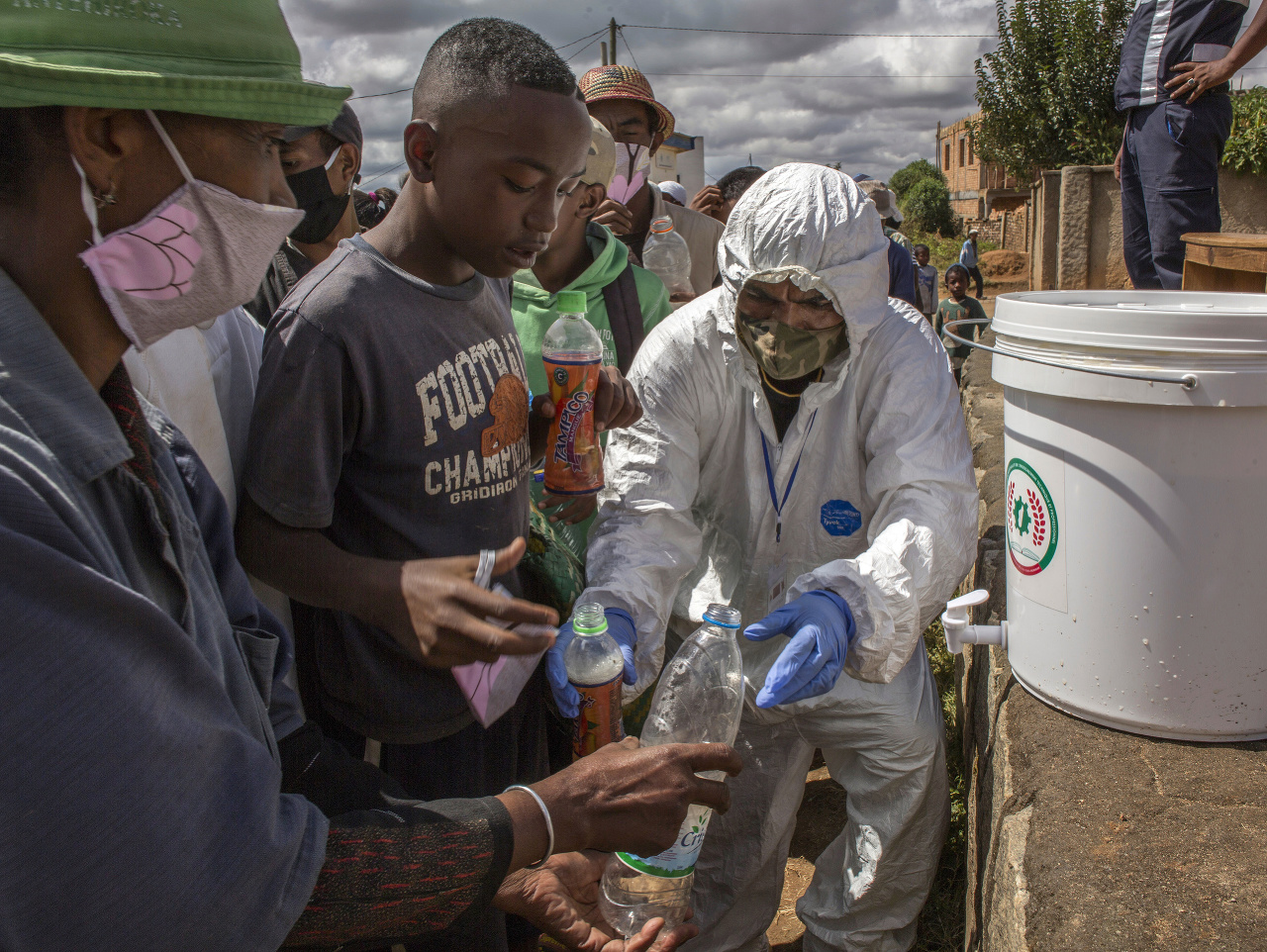 Ľudia na Madagaskare dostávajú fľaše s mixom bylín