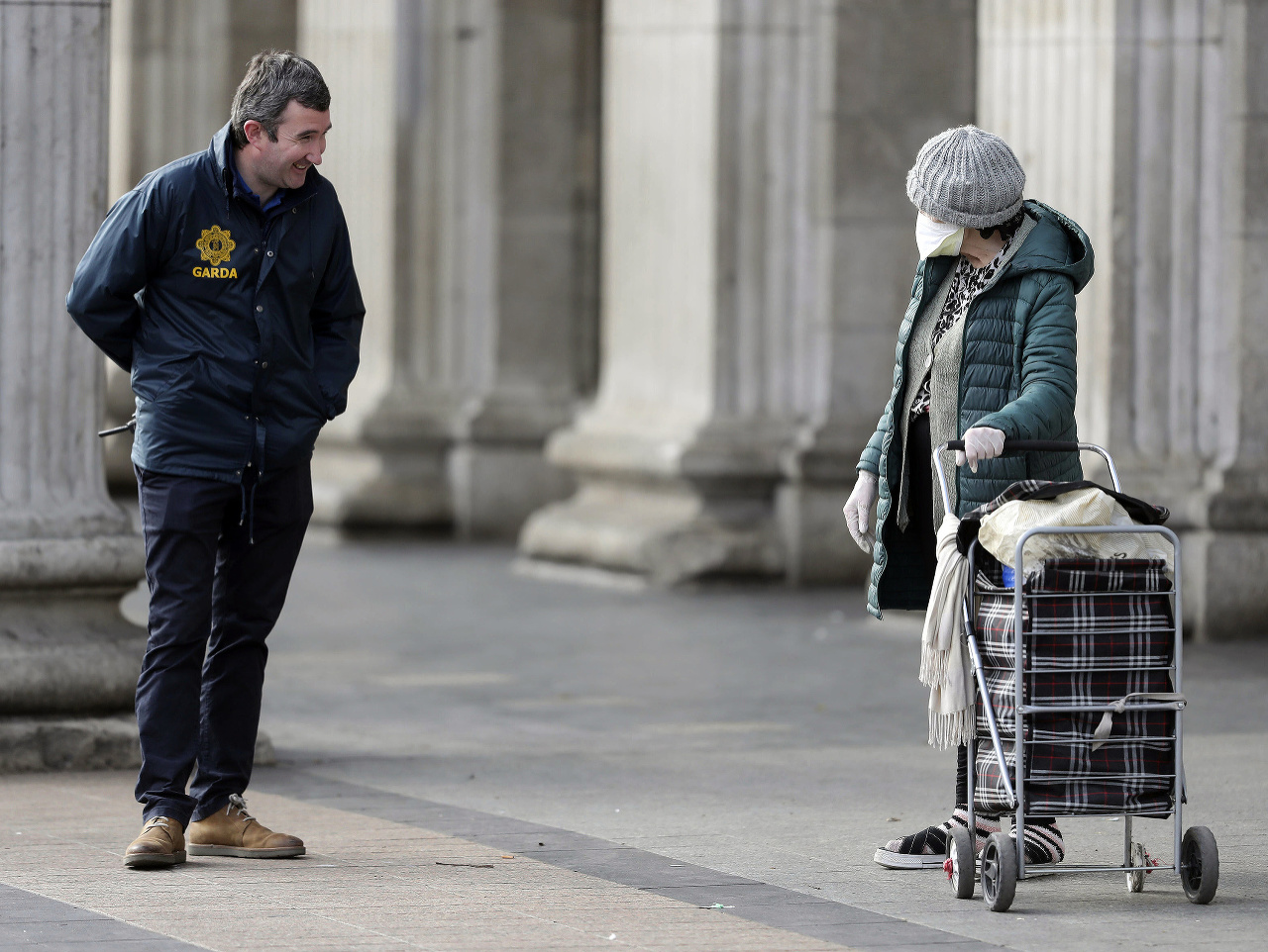 Ľudia v uliciach Dublinu 