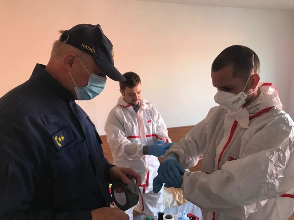Hasiči v sobotu vykonávali v súvislosti s novým koronavírusom odbery vo viacerých karanténnych zariadeniach na Slovensku.
