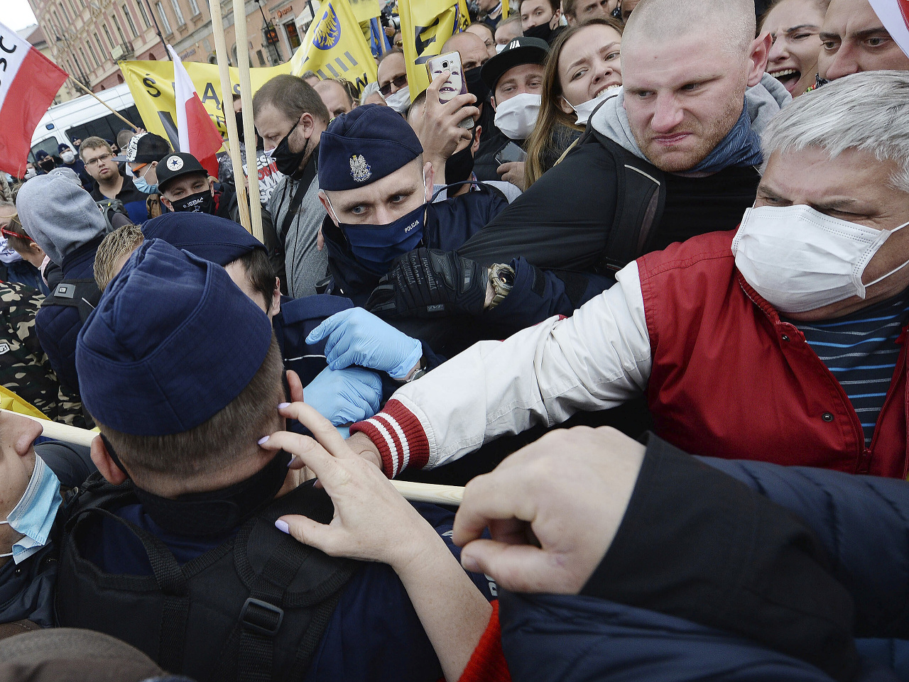 Demonštranti v uliciach Varšavy