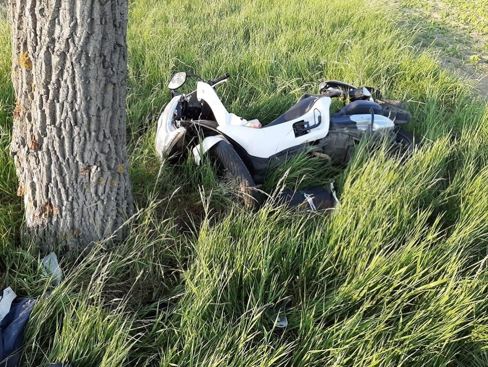 68-ročný vodič motocyklu pravdepodobne nezvládol pri prejazde zákruty riadenie