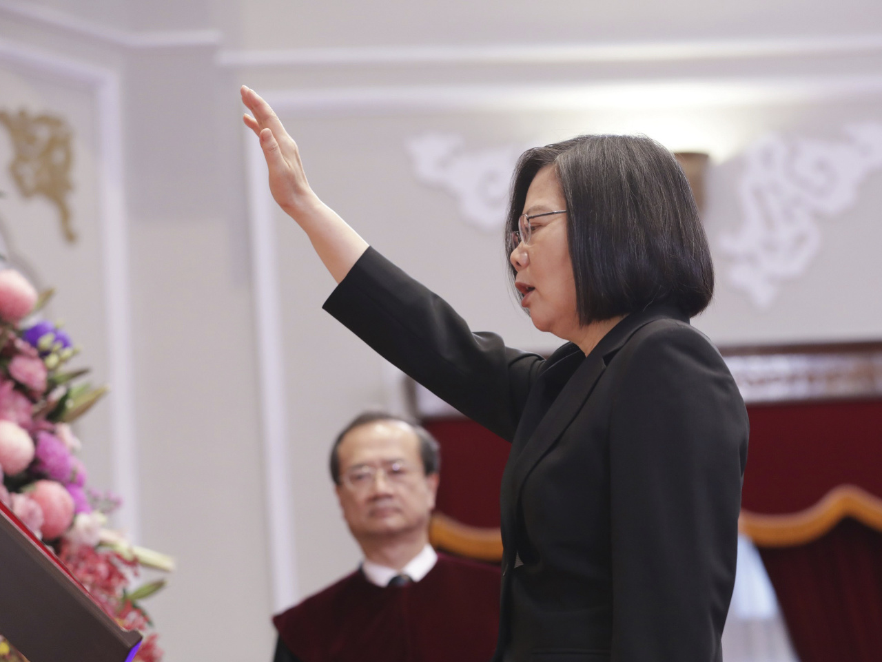 Taiwanská prezidentka Tsai Ing-wen zdvíha ruku počas jej slávnostnej inaugurácie v prezidentskom úrade v Tchaj-peji.