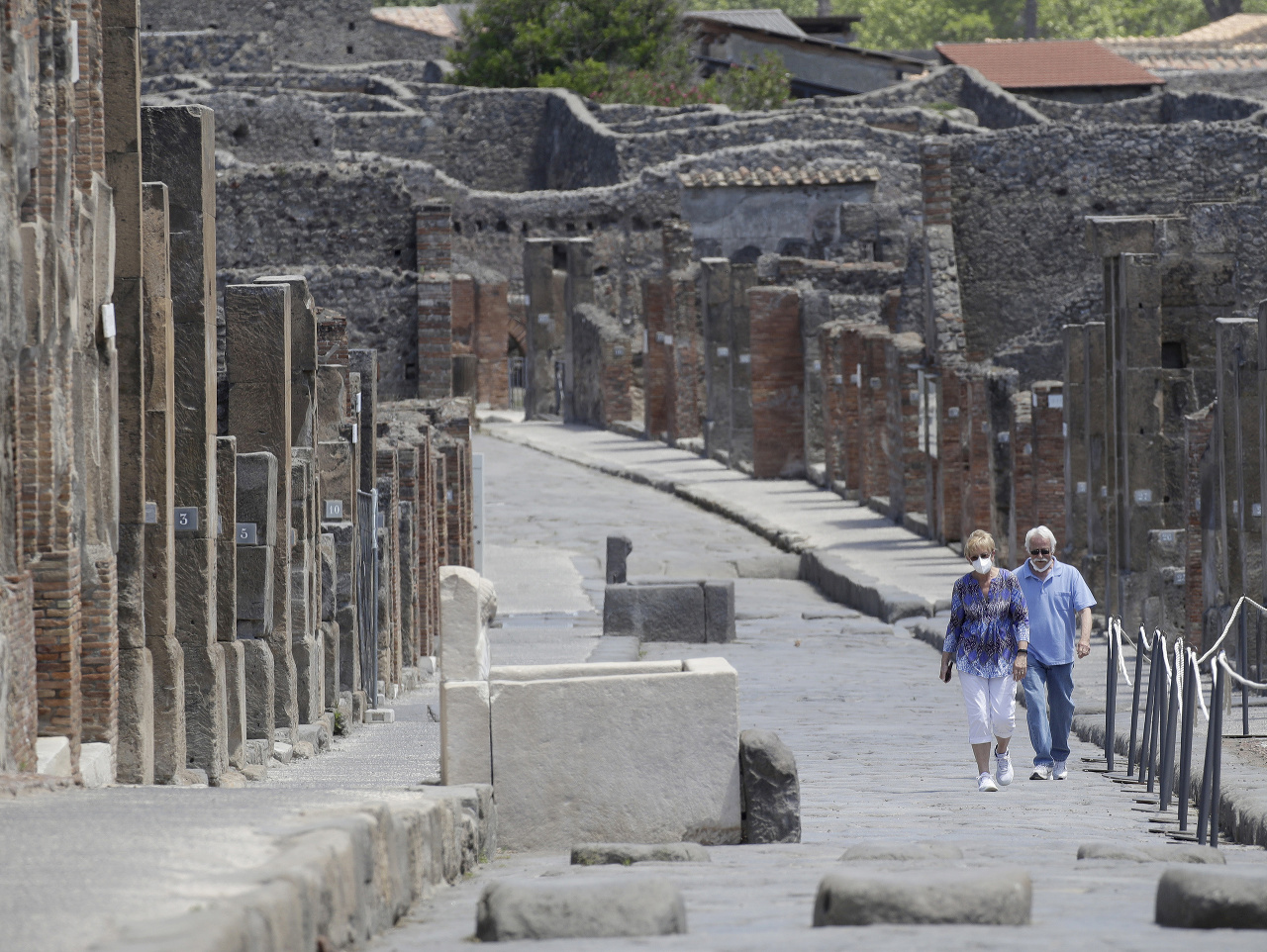 Američania Colleen a Marvin Hewsonovci kráčajú počas znovuotvorenia archeologického miesta v talianskych Pompejach neďaleko Neapola