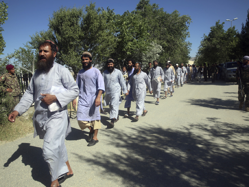 Na snímke členovia hnutia Taliban, ktorých prepustili z vojenského väzenia Bagrám v provincii Parván v Afganistane